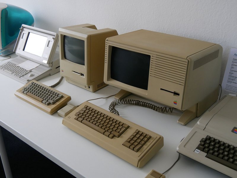 rechts: Apple Lisa, erster Computer mit Maus auf dem Markt. links: Apple Macintosh